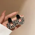 Eleganti orecchini a cerchio geometrici con perno ovale nero e motivo leopardato crema - Stile 4