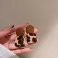 Orecchini geometrici leopardati con texture in tessuto marrone per l'autunno - Stile 17