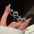 Detailansicht eines silberfarbenen Armbands mit Schneeflocken und Glasperlen - Silber Weiß (Armband)