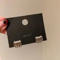 Eleganti orecchini a perno in argento stile francese a forma di C con finitura testurizzata - Stile a Costine a C (34) / Argento