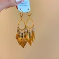 Detailansicht der böhmischen Goldohrringe mit Wassertropfen, Blättern und Perlen. - Gold