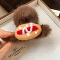 Detalle de una pequeña pinza para el cabello de felpa marrón con diseño de perrito caliente - Pinza de Pelo Estilo Hot Dog - Pequeña (19#) / Café y Rojo