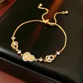 Pulsera elegante bañada en oro con dijes de flores de circón y perlas para mujer moderna - Dorado-Azul (Bañado en Oro 18K)