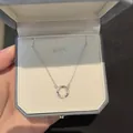 Dettaglio collana ad anello di Möbius in acciaio al titanio con zirconi in scatola regalo - Argento