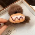 Vista detallada de una pinza para el pelo marrón con un tierno detalle de pan de felpa. - Pinza de Pelo Estilo Pan - Pequeña (20#) / Café con Blanco