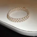 Vue détaillée d'un bracelet de perles vintage français à plusieurs rangs avec strass - Style Enroulé Trois Couches Ouvert Élastique Spirale / Or