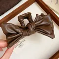 Detalle de una pinza para el pelo con lazo de cuero sintético marrón y textura rica - Pinza de Pelo con Lazo de Textura de Cuero Café Oscuro (7#) / Marrón