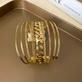 Vue détaillée d'un bracelet jonc doré ajouré à plusieurs rangs pour femmes chic - Ouvert Ajouré (HB1804) / Or