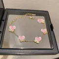 Vista dettagliata del bracciale placcato oro 14K con zirconi e fiori in madreperla - Braccialetto Placcato Oro Vero / Oro