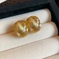 Primer plano macro que muestra la intrincada textura tejida dorada de estos pendientes - Grande / Dorado