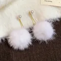 Eleganti orecchini a pompon in peluche bianca con perle e catene placcate oro per inverno - Oro-Bianco