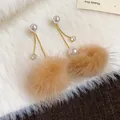 Eleganti orecchini a perno in peluche marrone con perle e pietre di zirconia cubica - Marrone oro