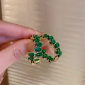 Eleganti orecchini a cuore con cristalli ovali verdi e finitura in tonalità oro - Stile Cerchio di Cristallo Verde