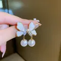 Boucles d'oreilles papillon dorées élégantes avec zircons et perle blanche suspendue - Style Pendentif Papillon (11#)