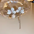 Boucles d'oreilles asymétriques fleurs blanches élégantes avec perle et pompon strass - Style Fleur Asymétrique à Franges (14#)