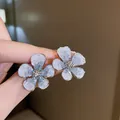 Boucles d'oreilles fleur en argent avec centre en zircon et texture pierre concassée - Style Texture Géométrique Enveloppée (20#)