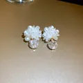 Élégantes boucles d'oreilles fleur blanche avec pendentif géométrique en zircon cube - Style Fleur 3D Cube Géométrique (25#)
