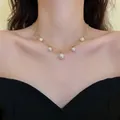 Dettaglio di un elegante girocollo in perle barocche sul collo di un modello - Collana di Perle Multistrato Placcata Oro (2.#)