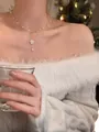 Elegante collana di perle dorata a due strati con ciondolo a fiore bianco su modella - Collana Doppio Strato Perla Fiore di Camelia (16.#)