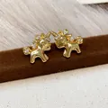 Detailansicht von 18k vergoldeten Einhorn-Ohrsteckern mit glänzenden Zirkoniasteinen - Einhorn Stil (HE30369) / 925 Silberstecker / Gold