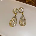Orecchini pendenti eleganti con cristalli pavé scintillanti e finitura dorata - Stile Goccia d'Acqua / Oro Antico