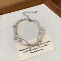 Dettaglio di un bracciale di perle vintage francese a due strati con ciondoli a stella - Stile a Doppio Strato Pendente Pentagramma (10#) / Argento