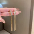 Eleganti orecchini a nappa dorati con triangoli di strass e ago in argento S925 - Nappina triangolare