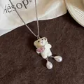 Vue rapprochée d'un pendentif ours en peluche avec gemme cœur rose et perles. - Style Cœur Blanc (Chaîne Argentée)