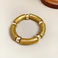 Elegantes goldenes Glitzer-Acryl-Perlenarmband mit Metall-Zierelementen für Damenmode - Glitter Acrylic Tube Style / Gold