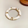 Schickes Acryl-Perlenarmband mit cremefarbenen Marmormusterröhren und eleganten Goldabstandshaltern - Marble Pattern Tube Bead Style / Gebrochenes Weiß