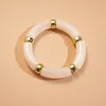 Bracelet élégant en perles d'acrylique avec des séparateurs dorés, de couleur blanc crème - Forme de Nœud de Bambou / Blanc
