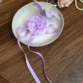 Dettaglio di un fermaglio per capelli a fiore in tessuto viola con lunghi nastri. - Fermaglio a Becco d'Anatra con Fiore Viola (HH8413)