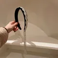 Elegante fascia in velluto nero con motivo ondulato di strass scintillanti e nappe lunghe. - Nappa di Strass (3#)