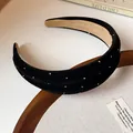 Nahaufnahme eines eleganten schwarzen beflockten Haarreifs mit silbernen Punkten - Schwarzer Punktmuster Konkav-Stil