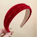 Retro-Haarreif aus rotem beflocktem Samt mit glitzernden weißen Punkten für festliche Looks - Roter Punktmuster Konkav-Stil