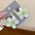 Elegante weiße Frangipani-Haarspangen mit grüner Mitte für das Sommer-Styling - Weiß-grüne Plumeria-Haarklammern (Paar)