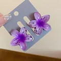 Zwei süße lila Frangipani-Blüten-Haarspangen auf einer grauen Displaykarte für Damen. - Violette Plumeria-Haarklammern (Paar)