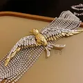 Dettaglio macro di una collana vintage a rondine con frange di strass multistrato - Stile Rondine (HN6588) / Oro e Argento