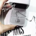 Collier avec pendentif halo carré élégant et zircone cubique dans une boîte en velours gris - Collier Halo en Strass Coupe Coussin