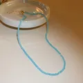 Collier délicat en perles bleu clair avec fermoir à chaîne réglable de couleur dorée - Ras du cou Petites Perles Bleues