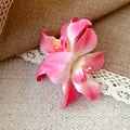 Gros plan d'une pince à cheveux fleur rose avec des pétales sur une toile de jute rustique - Pince à Bec de Canard (36#) / Blanc-Rose