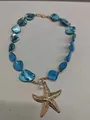 Handgefertigte Halskette aus blauen Muschelperlen mit goldenem Seestern und Perlenanhänger - Halskette (Blauer Seestern)