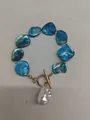 Strandarmband mit blauen unregelmäßigen Muschelstücken und weißem Barockperlenanhänger - Armband (Blau)