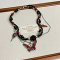Primer plano de collar gótico de doble capa con cuentas y colgante de mariposa - Plateado-Negro-Rojo
