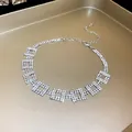 Dettaglio di una lussuosa collana girocollo argentata con maglie quadrate in strass scintillanti - Stile Collana con Strass Quadrati / Argento