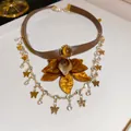 Elegante gargantilla marrón con gran flor de resina y colgantes de mariposas doradas - Café-Dorado