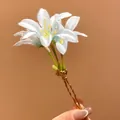 Close-up of white fabric lily flower hair stick with realistic water droplets - Hair Stick Gold-Green / Green