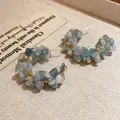 Primo piano di orecchini a cerchio con schegge di acquamarina e ago d'argento - Stile Tondo Geometrico Acquamarina (HE21059) / Perno in argento - Oro - Blu
