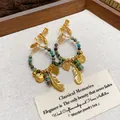 Orecchini etnici vintage placcati oro con perle in pietra verde e pendenti a piuma - Orecchini a clip / Oro Verde Scuro