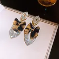Detailansicht der Vintage-Ohrringe mit Leopardenmuster-Schleife und funkelnden Strasssteinen - Schleifen-Strass-Stil (101#) / Gold & Kaffee